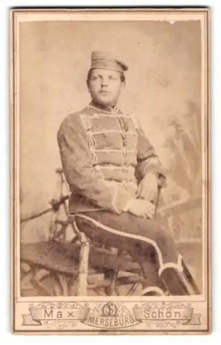 Fotografie Max Schön, Merseburg, Rossmarkt 2, Husar in Attila mit Krätzchen