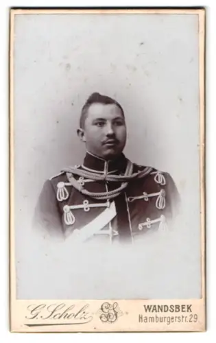 Fotografie G. Scholz, Wandsbek, Hamburgerstr. 29, Husar in Attila mit Überjacke