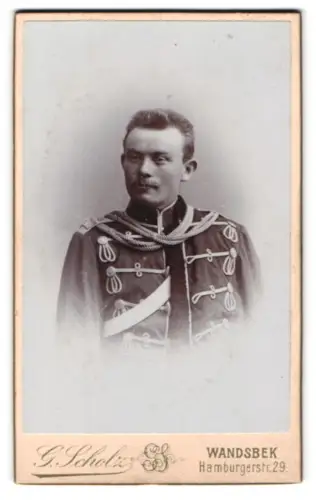 Fotografie G. Scholz, Wandsbek, Hamburgerstr. 29, Husar in Attila mit Überjacke