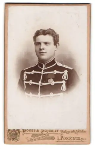 Fotografie Boese & Schaefer, Posen, Vor dem Berliner Tore, Gefreiter der Husaren in Attila mit Centenar-Medaille 1897