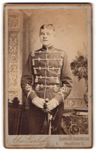 Fotografie Alex. Gerloff, Hamburg-Hohenfelde, Neustrasse 22, Husar in Attila mit Säbel