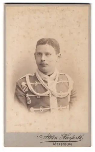 Fotografie Aterlier Herrfurth, Merseburg, Brühl 4, Husar in Attila mit Überjacke