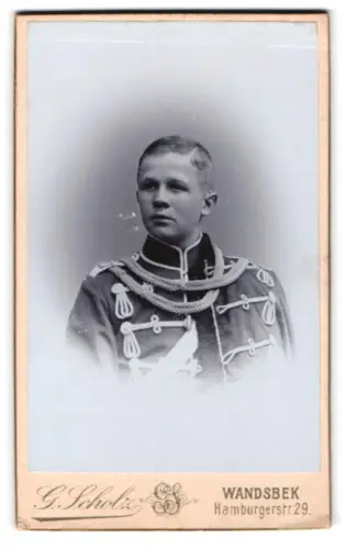 Fotografie G. Scholz, Wandsbek, Hamburgerstr. 29, Husar in Attila mit Überjacke