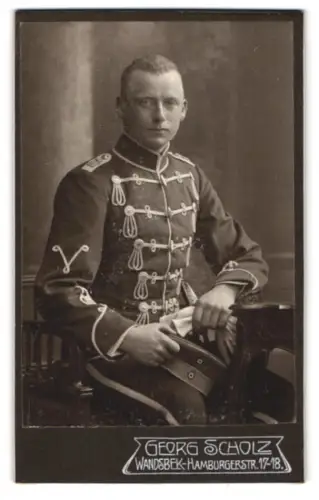 Fotografie Georg Scholz, Wandsbeck, Hamburgerstr. 17-18, Husaren in Attila mit Krätzchen