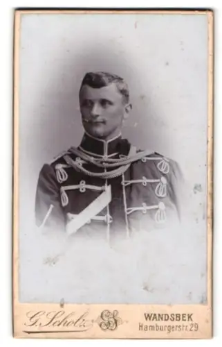 Fotografie G. Scholz, Wandsbek, Hamburgerstr. 29, Gefreiter der Husaren in Attila mit Überjacke
