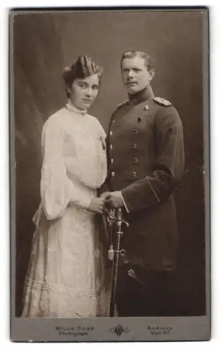 Fotografie Willy Dose, Bremen, Wall 117, Major im Überrock mit Säbel und Ehefrau