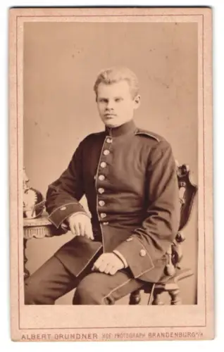 Fotografie Albert Grundner, Brandenburg, Haupt-Strasse 19, Soldat in Uniform mit Pickelhaube, 1882