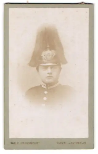 Fotografie Wald. Bergknecht, Schöneberg-Berlin, Colonnen-Str. 35, Gardesoldat in Uniform mit Paradehelm
