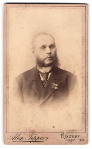 Fotografie Alex. Tepperz, Rixdorf, Bergstr. 140, Veterant mit Miniatur-KDM 1870/1871 und Erinnerungskreuz 1866
