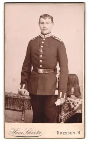 Fotografie Heinr. Schroeter, Dresden, Bautzenerstr. 75, Sächsischer Gardesoldat in Uniform mit Paradehelm und SG 71