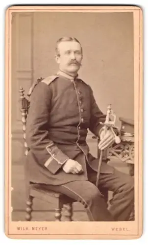 Fotografie Wilh. Meyer, Wesel, Bau-Strasse 642, Feldwebel in Uniform mit Schirmmütze und Degen
