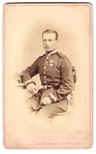 Fotografie Lutze & Witte, Berlin, Aquarium-Gebäude, Uffz. in Uniform mit KDM 1870/71 und Faschinenmesser