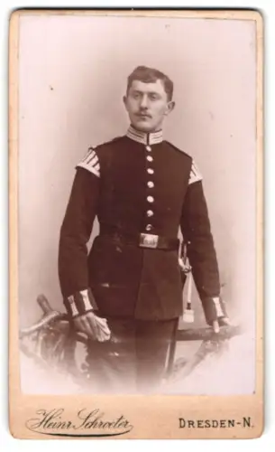Fotografie Heinr. Schroeter, Dresden, Spielmann der Gardetruppen in Uniform mit Bajonett 71