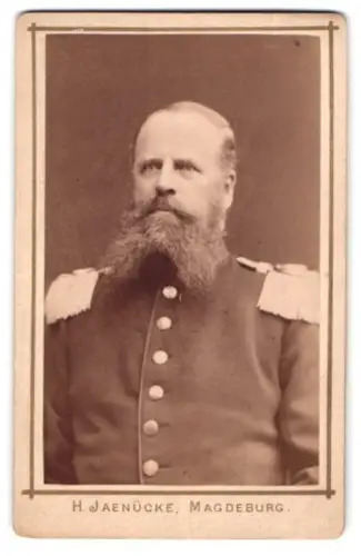 Fotografie J. Jaenücke, Magdeburg, Kaiser-Strasse 94, Offizier im Überrock mit Epauletten