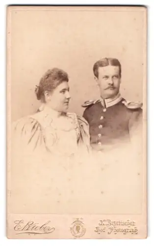 Fotografie E. Bieber, Berlin, Leipzigerstrasse 128, Gardeoffizier Otto Brandt mit seiner Frau Margarete Loh