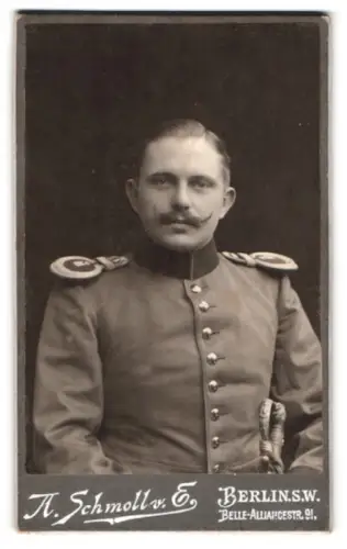 Fotografie A. Schmoll, Berlin, Belle-Alliancestr. 91, Offizier Eckart in Uniform mit Säbel