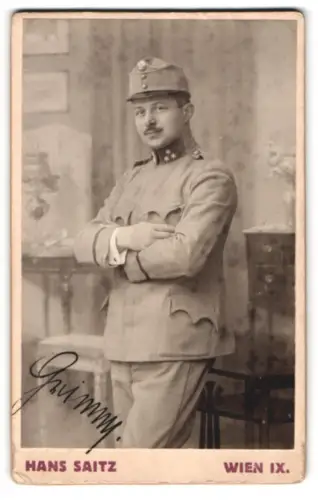 Fotografie Hans Saitz, Wien, Währingerstrasse 26, K.u.K. Zugsführer Grimny in Uniform mit Kappe 1915