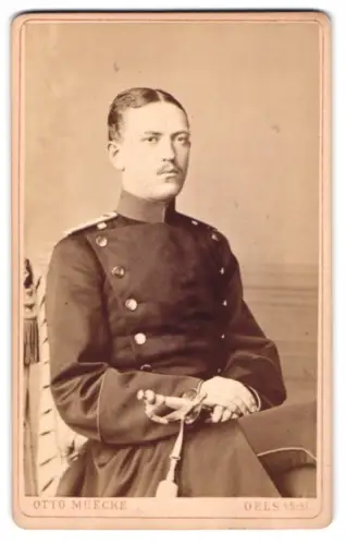 Fotografie Otto Muecke, Oels i. Schl., Georgenstrasse 9, Offizier im Uniform-Überrock mit Degen