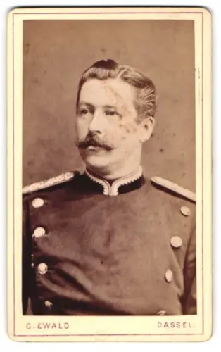 Fotografie G. Ewald, Cassel, Weserstrasse 29, Offizier im Uniform-Überrock