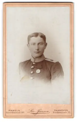 Fotografie Leo Jansen, Hannover, Nordmannstr. 12, Gefreiter vom Regiment Nr. 10 in Uniform mit Centenar-Med. 1897