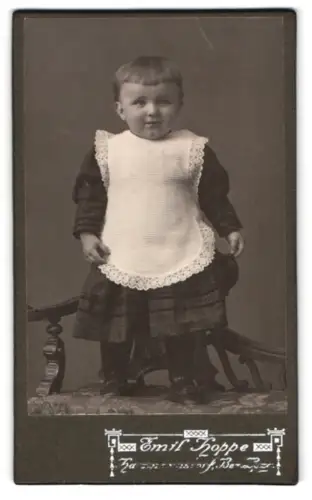 Fotografie Emil Hoppe, Hartmannsdorf, Kleinkind in Schürze