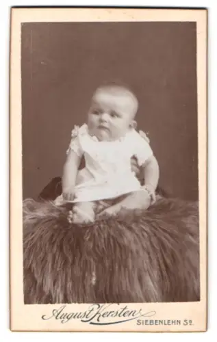 Fotografie August Kersten, Siebenlehn, entzückendes Baby auf Pelz