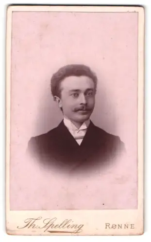 Fotografie Th. Spelling, Rønne, Lille Torv, Porträt eines Mannes mit Schnurrbart