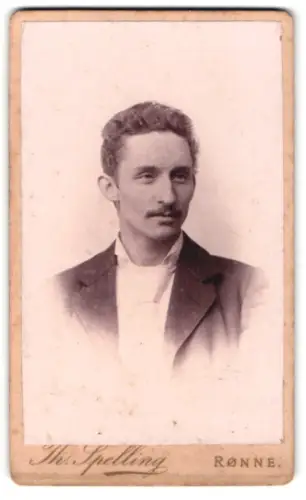 Fotografie Th. Spelling, Rønne, Lille Torv, Porträt eines Mannes mit Schnurrbart