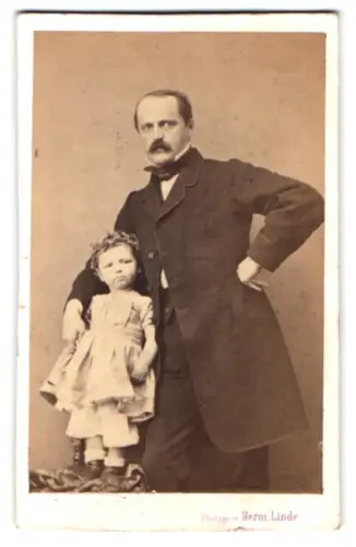 Fotografie Herm. Linde, Ort unbekannt, Vater mit Kind