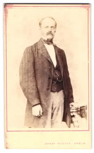 Fotografie Ernst Milster, Berlin, Unter den Linden 13, Porträt eines eleganten Herrn