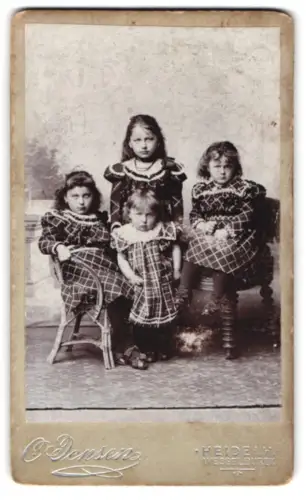 Fotografie C. Jensen, Heide i. H., Vier Kinder in karierter Kleidung
