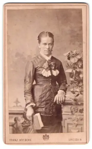 Fotografie Franz Koebcke, Dresden, Moltke-Platz 4, Frau mit Buch