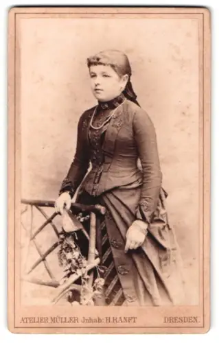 Fotografie Atelier Müller, Dresden, Marienstrasse 26, Dame in eleganter Kleidung