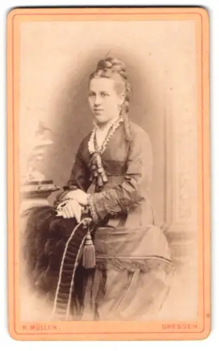 Fotografie R. Müller, Dresden, Marienstrasse 26, Porträt einer eleganten Dame