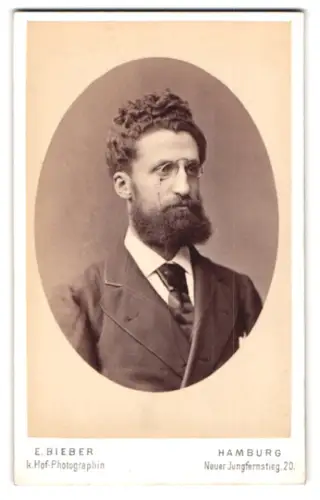 Fotografie E. Bieber, Hamburg, Neuer Jungfernstieg 20, Porträt eines Herrn mit Bart