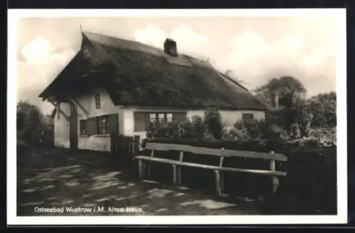 AK Wustrow i. M., Altes Haus mit Reetdach