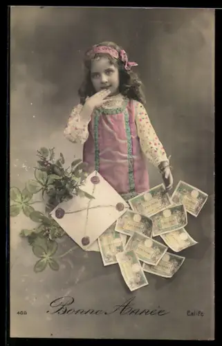 AK Kleines Mädchen mit Geldscheinen und Kleeblättern