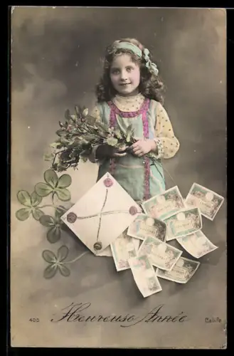 AK Mädchen mit Kleeblättern und Geldscheinen in einem Umschlag