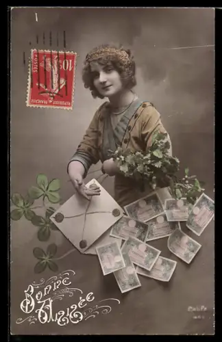 AK Attraktive Frau mit vielen Einhundert Francs-Scheinen und Kleeblättern