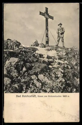 AK Bad R eichenhall, Gipfelkreuz am Hohenstaufen mit Mann im Anzug