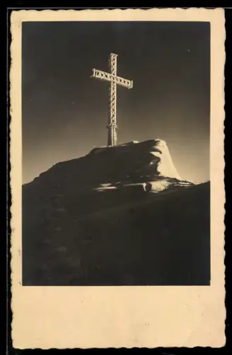 AK Geiereck am Untersberg, Gipfelkreuz auf schneebedecktem Gipfel
