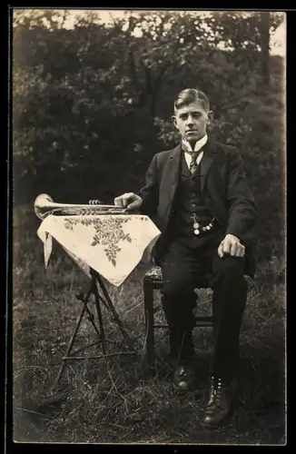 Foto-AK Junger Mann mit einer Trompete