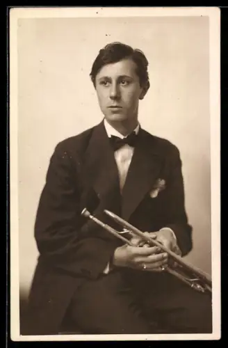 Foto-AK Junger Mann im Frack mit Trompete