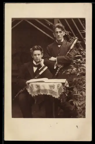 AK Zwei Musiker mit Oboen am Tisch