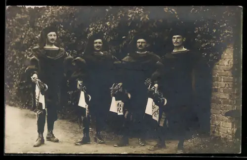 AK Vier Trompeter in altertümlicher Kleidung