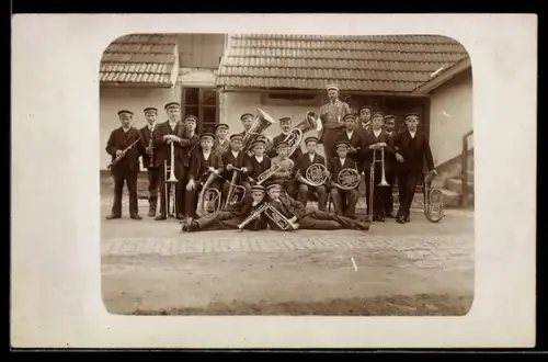 Foto-AK Musiner mit Blasinstrumenten auf der Strasse