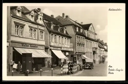 AK Haldensleben, Friedrich-Engels Platz mit Geschäft von Walter Kessler