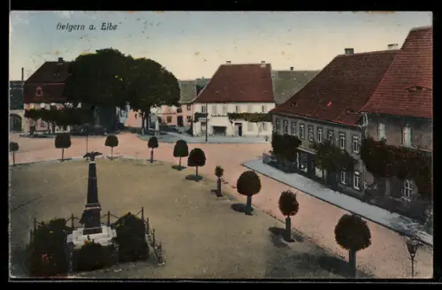 AK Belgern a. Elbe, Blick auf Strassenkreuzung am Kriegerdenkmal