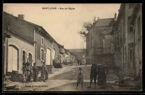 AK Saint-Joire, Rue de l`Église avec habitants devant les maisons