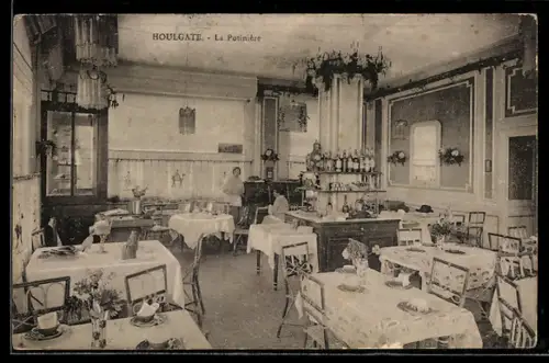 AK Houlgate, Intérieur du restaurant La Potinière avec tables dressées et décor élégant